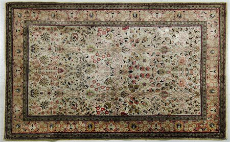 Tappeto in seta cm. 102x160.