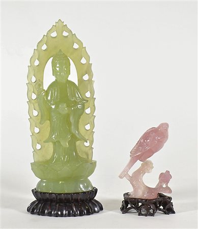 Lotto di 2 sculture in giada e in quarzo rosa raffiguranti personaggio...