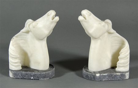 Coppia di fermalibri in marmo bianco a forma di teste di cavallo, base in...