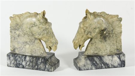 Coppia di fermalibri in marmo a forma di teste di cavallo, base in mamro...