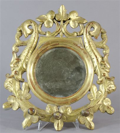 Piccolo specchio in legno dorato. cm. 35x31.