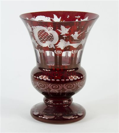 Grande vaso in vetro rosso con decori di paesaggio. H. cm. 27,5.