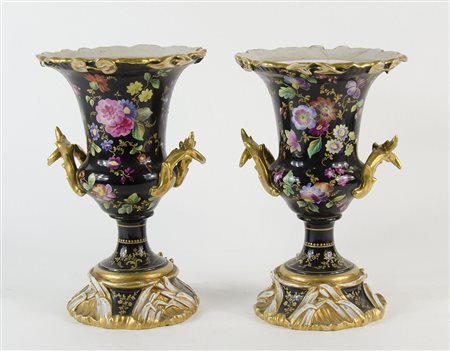 Coppia di vasi in porcellana policroma decorati a motivi floreali, manici...