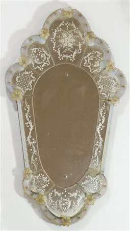 Specchiera di Murano sagomata. cm. 96x56. (mancanza)