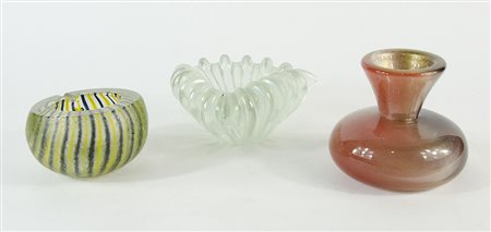 Lotto di 3 oggetti in vetro tra cui posacenere.