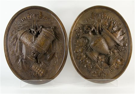 Lotto di 2 placche in legno finemente scolpite raffiguranti nature morte. cm....