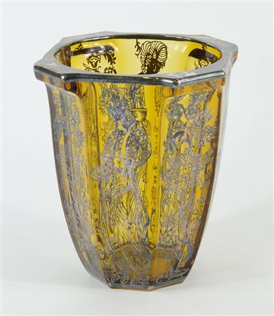 Vaso in vetro giallino a sezione ottagonale decorato a motivi argentati. H....