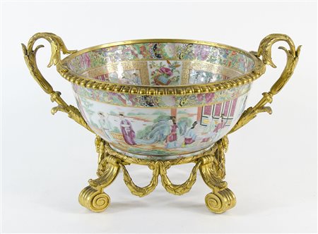 Grande ciotola in porcellana policroma decorata a motivi orientali, montatura...