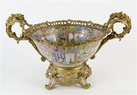 Grande ciotola in porcellana policroma decorata a motivi orientali, montatura...