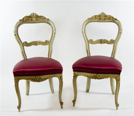 Tavolo su base in legno laccato e dorato con piano rotondo in marmo rosso e 6...