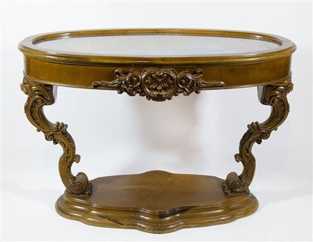 Tavolo-vetrina di forma ovale in legno su gambe scolpite con mascheroni,...