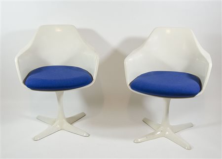 Set composto da tavolo rotondo bianco e 4 poltrone a pozzetto marcate Arkana.