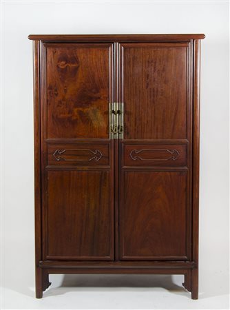 Armadio orientale in legno a 2 ante, con fascia scolpita. cm. 120x76x42.