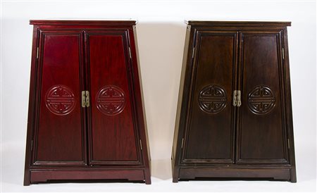 Coppia di armadi orientali in legno con medaglioni scolpiti, a forma di...