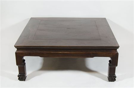 Tavolo basso orientale di forma quadrata. cm. 36x89x89.