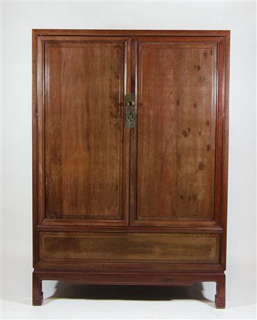 Armadio orientale a 2 ante. cm. 143x100x52.