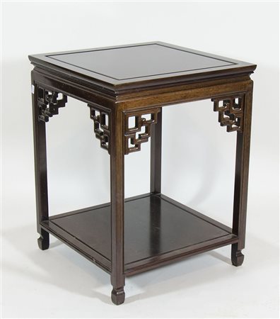 Tavolo orientali in legno di forma quadrata. cm. 66x51x51.