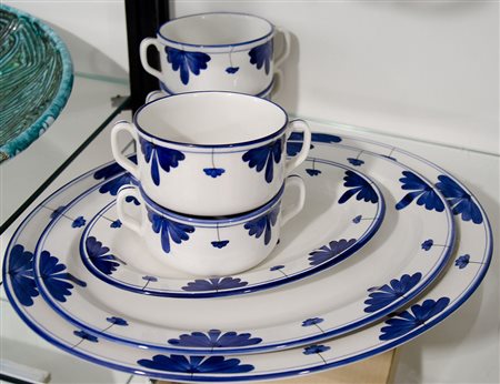 Galvani: servizio di piatti per 12 persone in ceramica con decori azzurri.