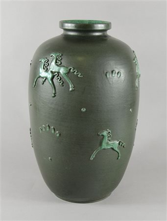 Grande vaso in ceramica scura con figure di animali in rilievo. Anni '40. H....