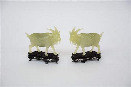 Coppia di caproni in giada con basi in legno intagliato. Cina, sec. XX (h. cm...