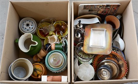 Lotto di due cartoni contenenti numerosi oggetti per la tavola (difetti)