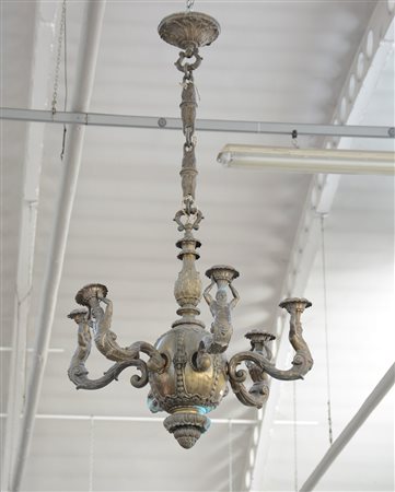 Lampadario in bronzo a sei fiamme decorato da cariatidi che sorreggono le...