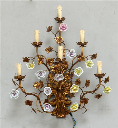 Applique a sei fiamme in metallo dorato con fiori in porcellana policroma (h...