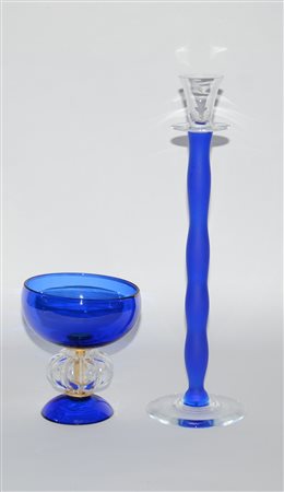 Lotto composto da un'alzatina e un candeliere in vetro blu e incolore di...
