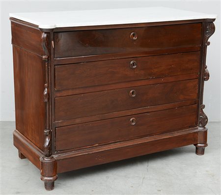 Comò a quattro cassetti sul fronte con montanti intagliati a frutti e motivi...