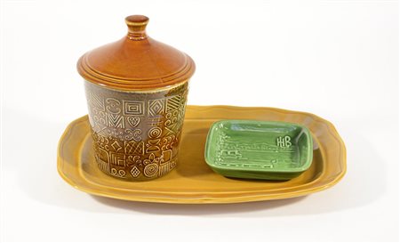 Un vassoio, un posacenere, un vaso con coperchio in ceramica marrone e verde...