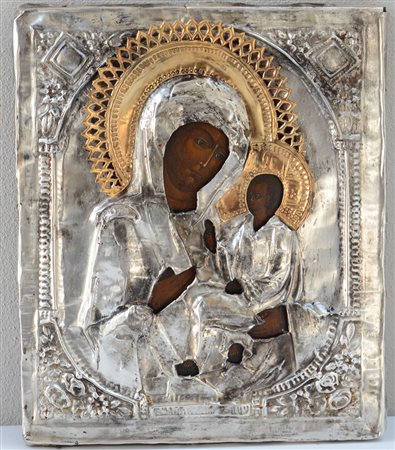 Icona raffigurante la Madonna col Bambino con riza in metallo argentato e...