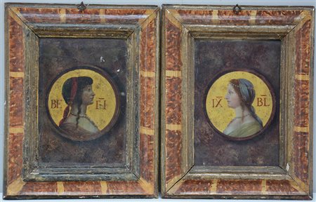 Coppia di antichi verre-paint raffiguranti ritratti femminili clipeati...
