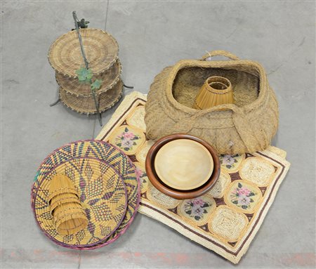 Lotto composto da numerosi oggetti in paglia, legno, vimini e materiali...