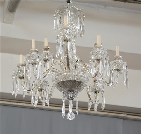 Lampadario a dieci fiamme in cristallo decorato da pendagli (h. cm 90) (difetti)