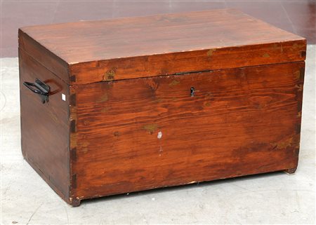 Piccolo baule in legno dolce con due maniglie laterali (cm 65x37x40) (difetti)