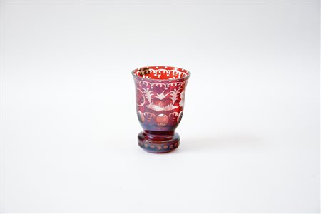 Manifattura di Boemia, bicchiere in vetro rosso incamiciato e decorato con...