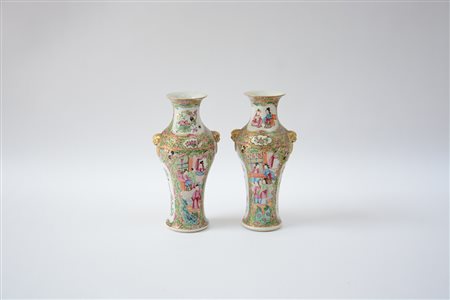 Coppia di vasi a balaustro in porcellana Famiglia Rosa cantonese con scene di...