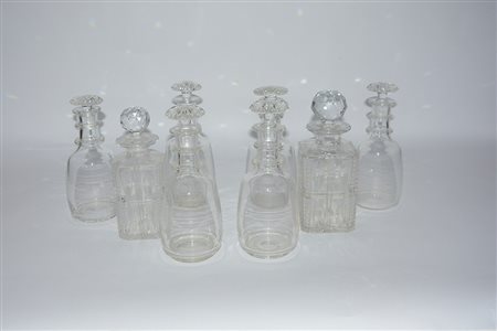 Lotto composto da otto bottiglie in vetro e cristallo molato