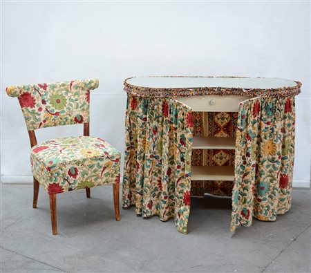 Lotto composto da una toilette a fagiolo ed una sedia, rivestiti con tessuto...