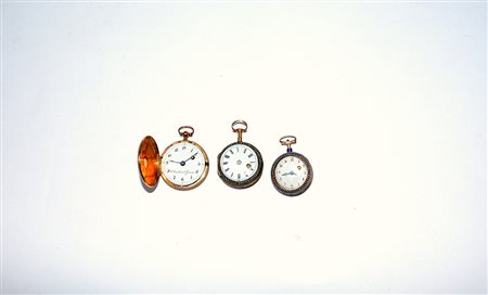 Lotto composto da tre orologi da tasca da donna in oro 18K, movimento a...