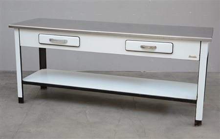 Tavolo da lavoro per cucina firmato Becchi in metallo smaltato bianco, con...