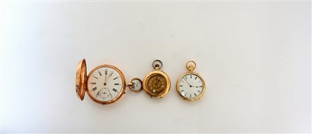 Lotto composto da tre orologi da tasca in oro 18K e parti in metallo, misure...