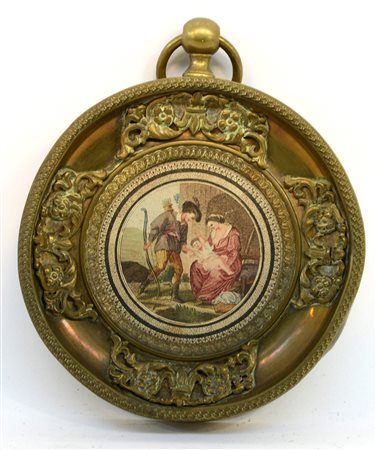 Cornicetta tonda in metallo dorato e cesellato a palmette e fregi floreali (d...