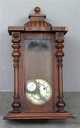 Pendola con cassa in legno e montanti a mezzacolonna; quadrante in metallo...