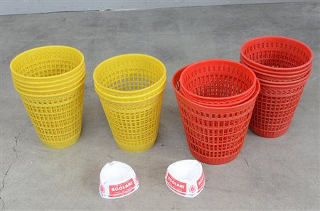 Cartone contenente numerosi cestini gettacarte in plastica e alcuni...