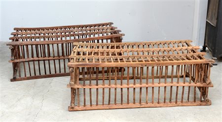 Coppia di tavolini etnici da salotto in legno con struttura a giorno a forma...