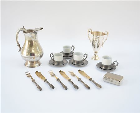 Lotto vario composto da tre forchette e tre coltelli da pesce con manici in...