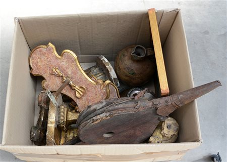 Cartone contenente quattro mensoline e tre fregi in legno intagliato, un...