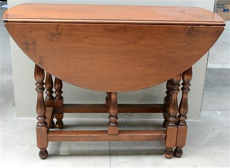 Tavolino ad alette in legno dolce, sec. XX (chiuso cm 110x78x42 aperto d 110)...