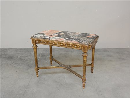 Tavolino da centro in legno intagliato e dorato con gambe riunite da crociera...